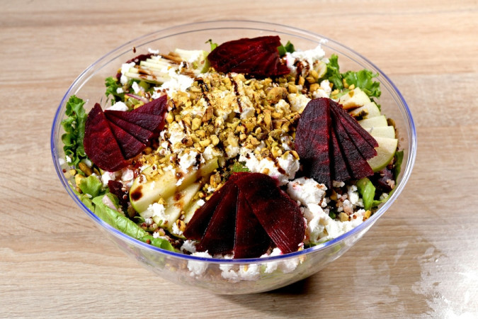 סלט קינואה וסלק צלוי: שילוב מושלם של טעם ובריאות