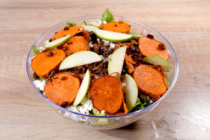 סלט תל חי: תערובת עלים ירוקים, ירקות, אגוזים ופטה עם רוטב בלסמי