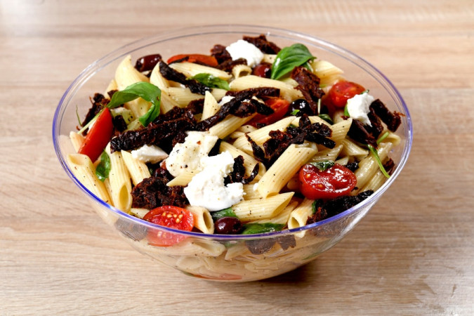 סלט פסטה קר עם טריקולור פוסילי ומרכיבים טריים