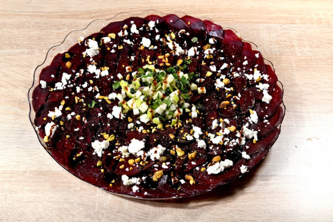 סלט קרפיו סלק: פרוסות דקות עם שמן זית