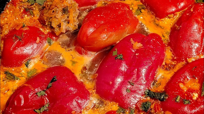 Stuffed Bell Peppers in Tomato Sauce – Delicious Homemade Recipe