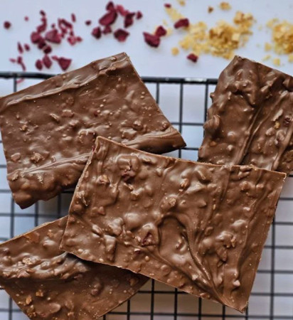 שוקולד חלב עם קרום פריך ודובדבנים 200 גרם