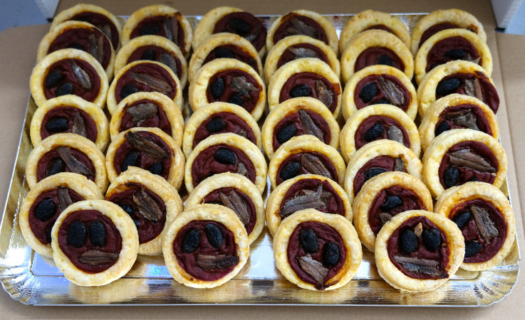 Pissaladière (puff pastry) – רוטב עגבניות, אנשובי וזיתים