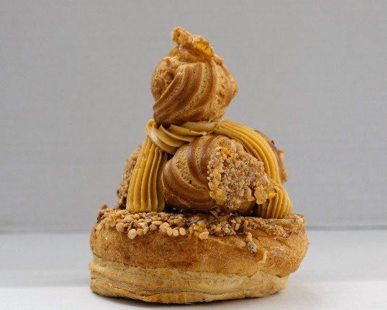 עוגת סנט-אונורה עם אגוזים